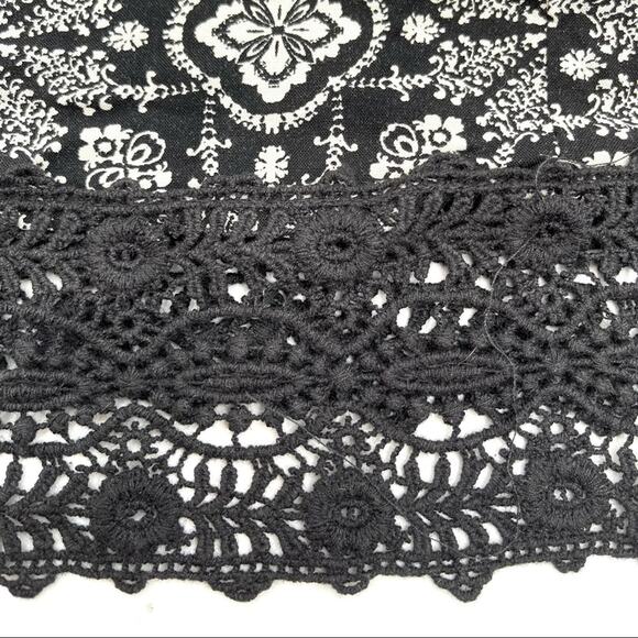 black & white halter neck sleeveless top size XS 100% rayon lace hem - Picture 3 of 7